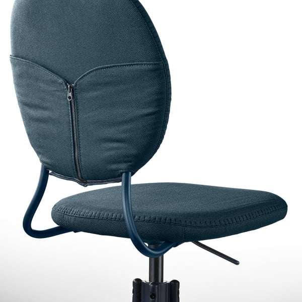 Sodoben ergonomski stol v temno modri barvi, s čistimi linijami, oblazinjenim sedežem in nastavljivo višino. Idealno za domačo pisarno, udobno in elegantno.