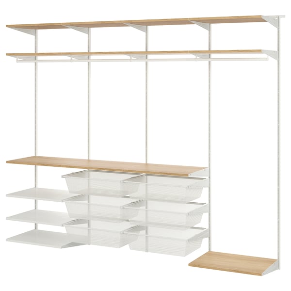 Beli sistem za shranjevanje BOAXEL z lesenimi policami in mrežastimi predali za organizirano shranjevanje.