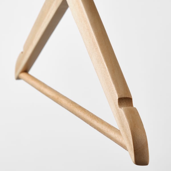 Obešalnik iz lahkega lesa z elegantnim dizajnom, utori za zavarovanje oblačil, visokokakovostna obdelava.