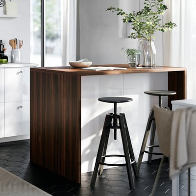 Leseni kuhinjski otok, DALFRED, z nastavljivimi stolčki in dekoracijo ob oknu.