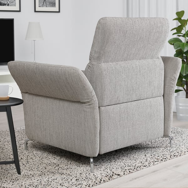 Eleganten sivi fotelj FAMMARP v sodobni dnevni sobi, velikosti popolne za udobje, z nastavljivimi in elegantnimi kovinskimi nogami.