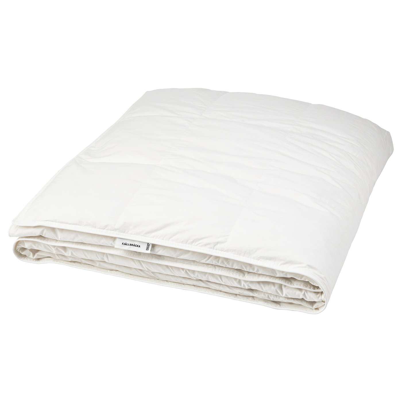 Bela odeja FJÄLLBRÄCKA, lepo zložena z vidnimi šivi, zagotavlja toplino in udobje.