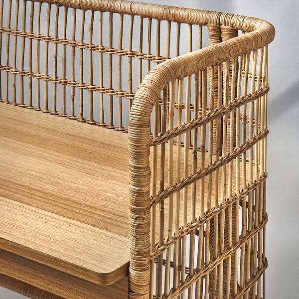 Detajl pletene mize: trdna, naravna tkanje iz ratana, gladka lesena plošča, trajna izdelava.
