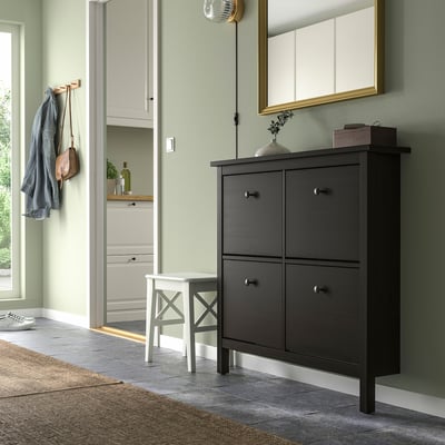 Črna omara za čevlje HEMNES ustreza 8 parom, les pod ogledalom, blizu vhoda.