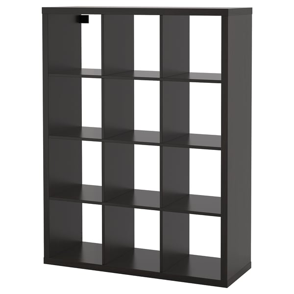 Črni regal ikea KALLAX, pravokotne oblike, z več praznimi predelki za shranjevanje.