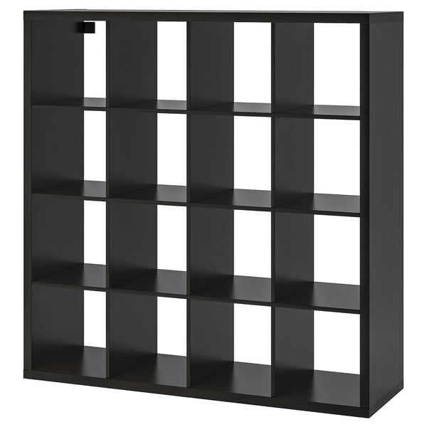 Črni regal ikea KALLAX z modularno kockasto zasnovo, idealen za shranjevanje in organizacijo.