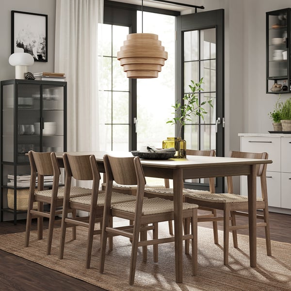 Sodoben 4-sedežni jedilni set s skandinavskim dizajnom, pleteni stoli, marmorni vrh, viseča luč; kuhinjsko ozadje.