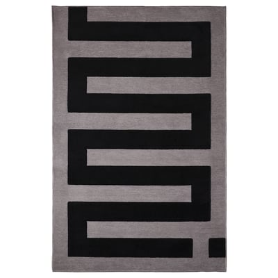 BLÅSKATA: black and grey geometric rug, rectangular shape, soft synthetic materials.