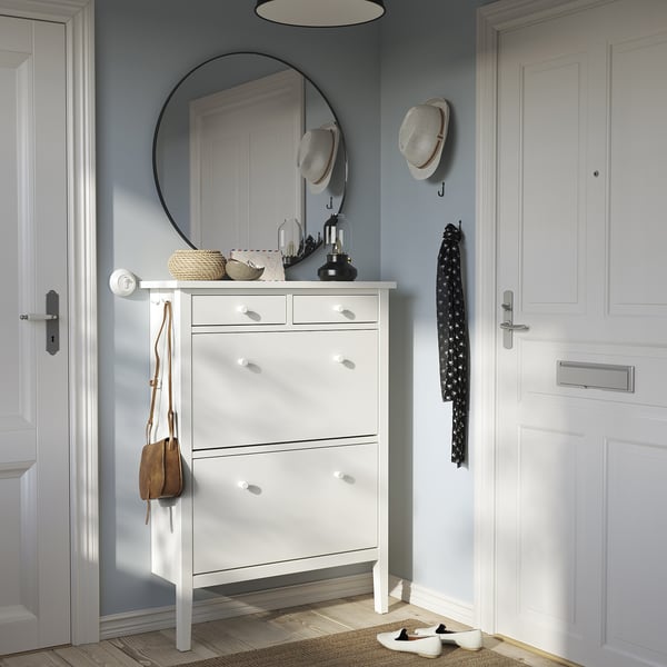 Entryway with white GULLABERG shoe cabinet, 2 drawers, 14-pair shoe storage, round mirror, wall hooks, blue wall, wooden floor.