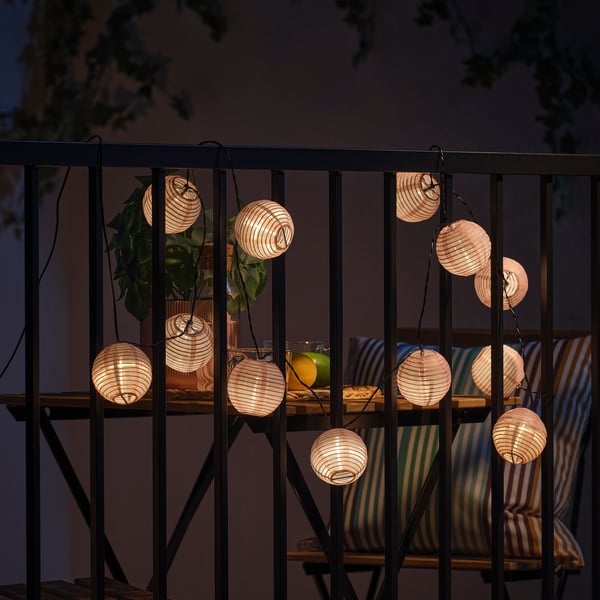 String of warm globes, illuminating a balcony, creating cosy ambiance. Suitable for both indoors and outdoors.