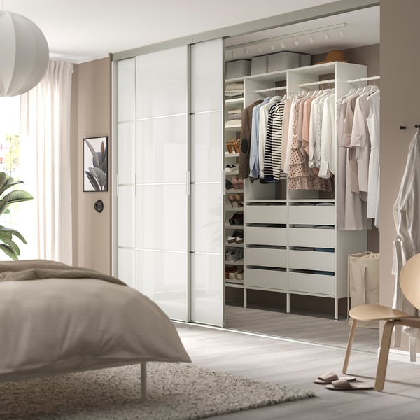 Bedroom with AURDAL storage, organised clothes & plant.