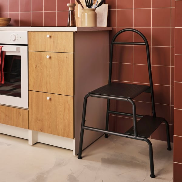 Compact kitchen stool, BÄSINGEN in dark grey, 2-step design, side rail, non-slip, easy to move.
