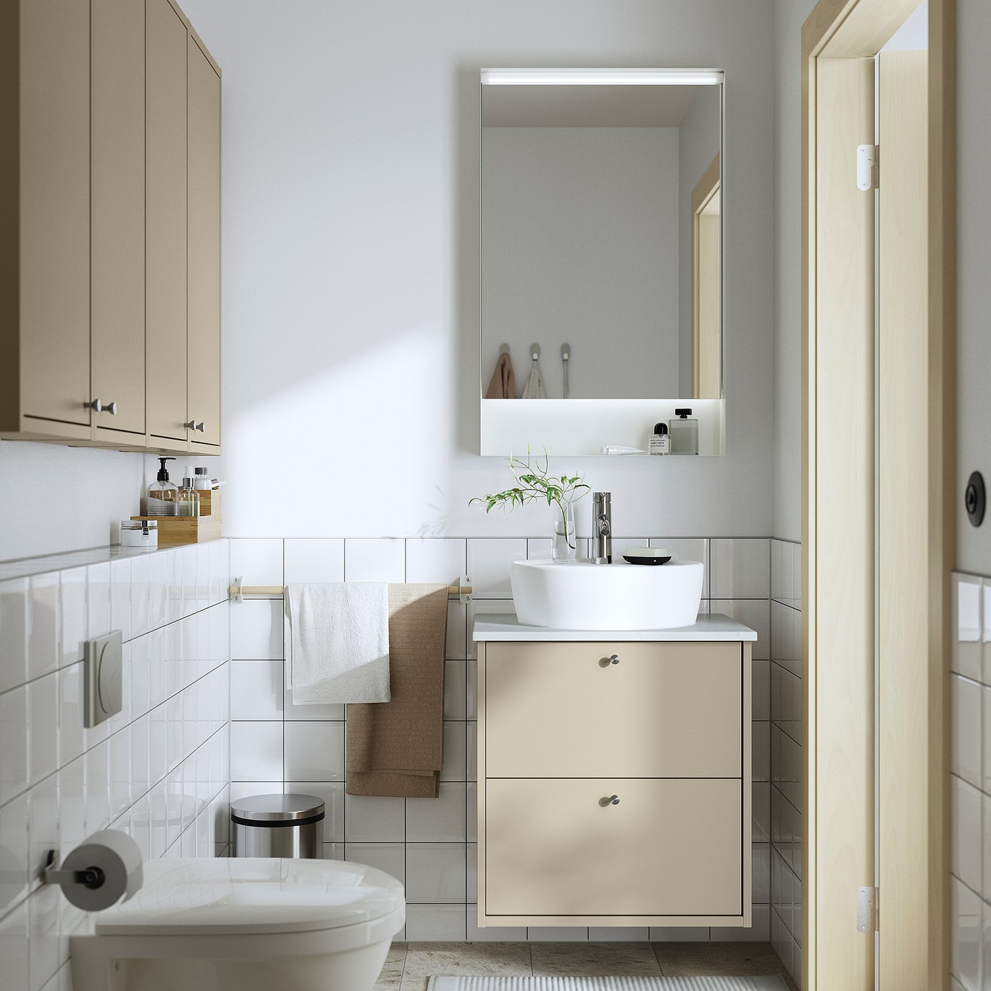 Modern bathroom with HAVBÄCK beige vanity, white basin, mirror, and towels. Spacious yet sleek, with light colour contrast and organised design.