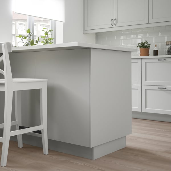Modern kitchen with LERHYTTAN grey cabinets, birch veneer finish. Spacious peninsula, white stools, cosy atmosphere.