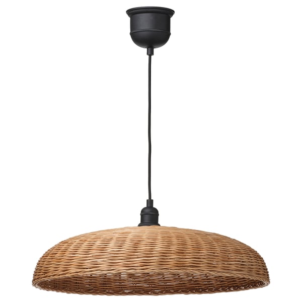 A NARRKOLV pendant lamp with a woven rattan shade and black metal details. It hangs from a cord and has a självklärlig fitting.