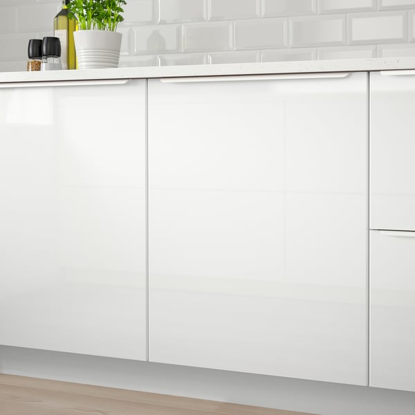 White high-gloss kitchen cabinet with built-in hinges, designed for easy cleaning.