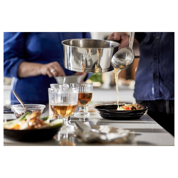 SLÄTROCKA pouring sauce in cooking scene.