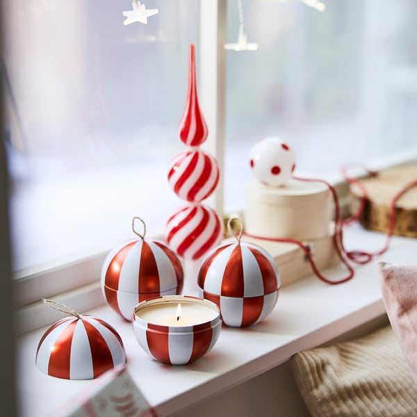 VINTERFINT Scented candle in metal cup, bauble/Spiced delight red/white, 28 hr