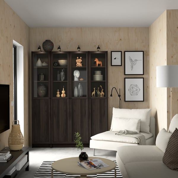 BILLY / OXBERG Comb librero+panel/puerta vidrio, marrón oscuro efecto de roble, 63x79 1/2 "