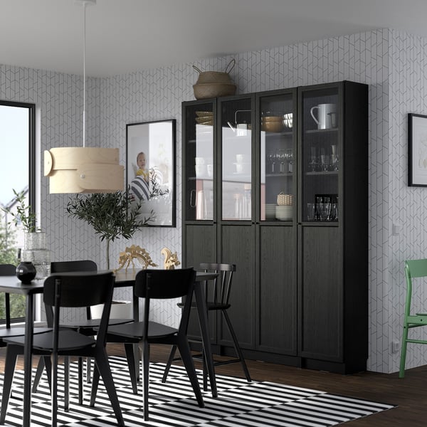BILLY / OXBERG Comb librero+panel/puerta vidrio, negro efecto de roble, 63x79 1/2 "