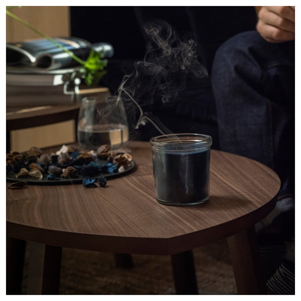 FRUKTSKOG Vela aromática recipiente de vidrio, vetiver+geranio/negro-turquesa, 20 hr