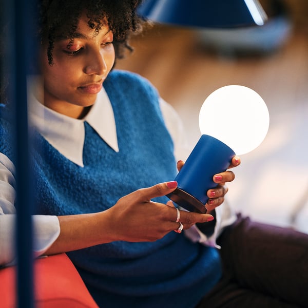 IKEA PS 2026 Lámpara LED portátil, funciona con pilas regulable/azul amarillo claro, 8 ¾ "