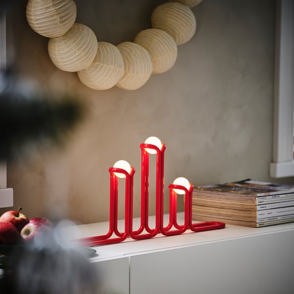 STRÅLA Candelabro LED, metal rojo